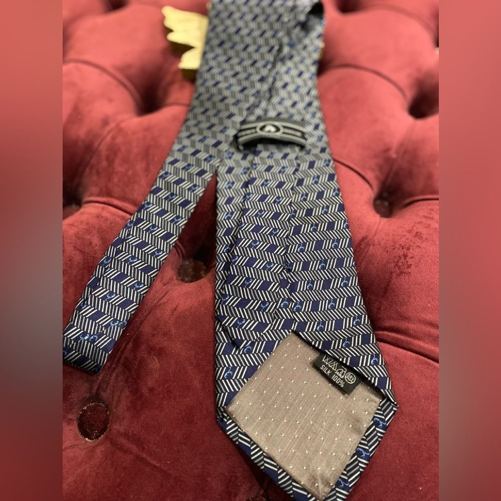 COMO HOUSE 100% Silk Tie ~ $65 Blue 💙and silver Block...condition is pristine‼️